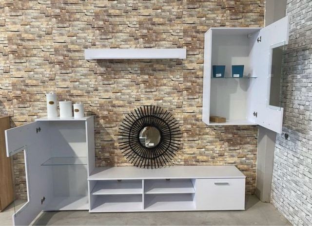 Mueble de salón blanco y cristal