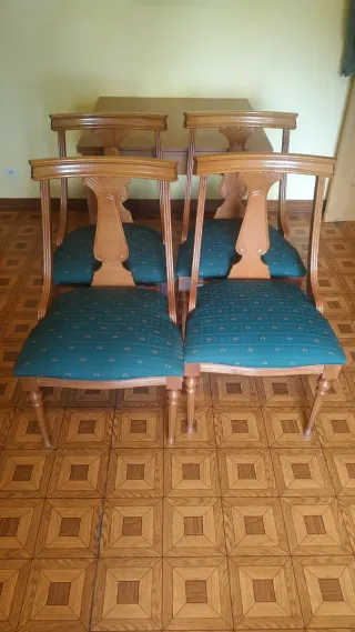 Mesa de comedor extensible y 4 sillas de madera