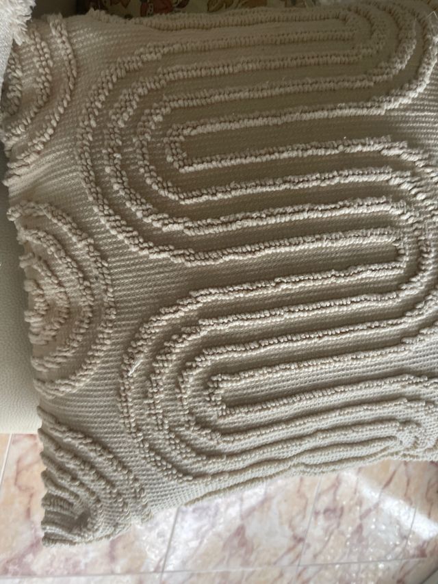 Colcha y almohadas beige