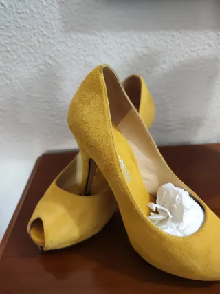 Zapatos de tacón amarillos para mujer