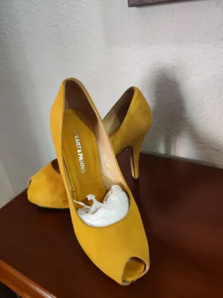 Zapatos de tacón amarillos para mujer