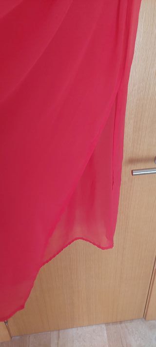 Falda roja larga con abertura lateral