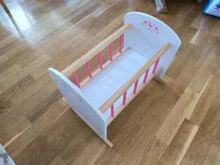 Cuna de juguete blanca con detalles rosas