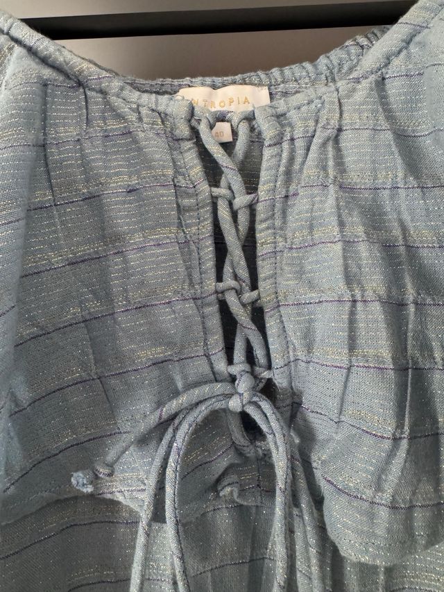 Camiseta Intropia azul con detalles dorados