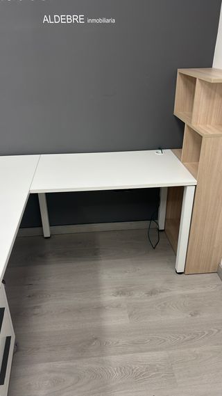Mesa de oficina blanca con ala