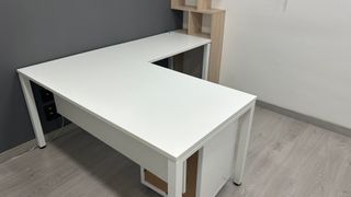 Mesa de oficina blanca con ala