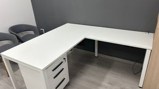 Mesa de oficina blanca con ala