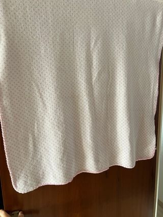 Mantita de bebé rosa y blanca