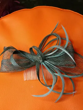 Tocado de fiesta con plumas y redecilla
