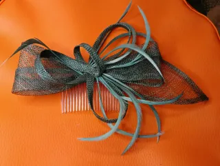 Tocado de fiesta con plumas y redecilla