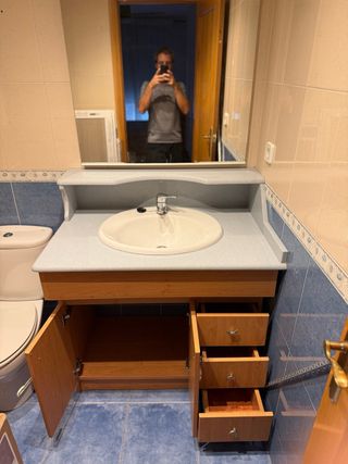 Mueble de baño con lavabo. 