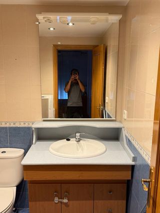 Mueble de baño con lavabo. 