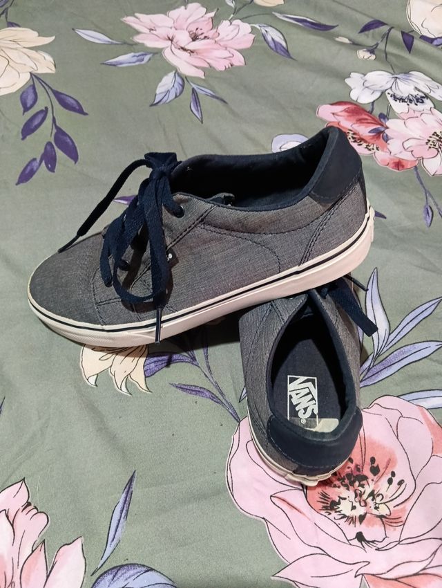 Zapatillas Vans  Gris con detalles azul.