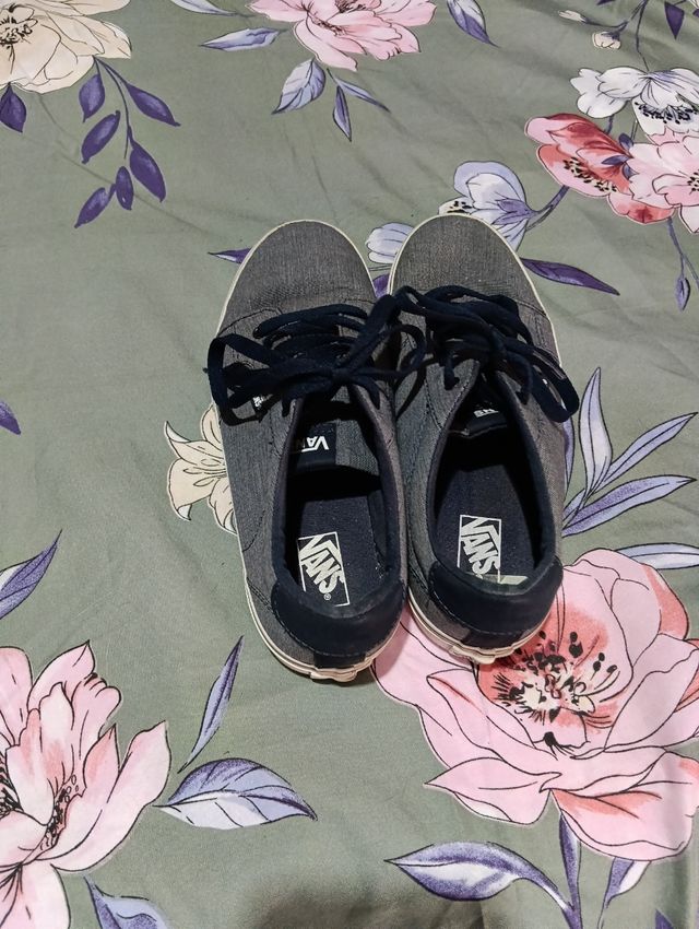 Zapatillas Vans  Gris con detalles azul.