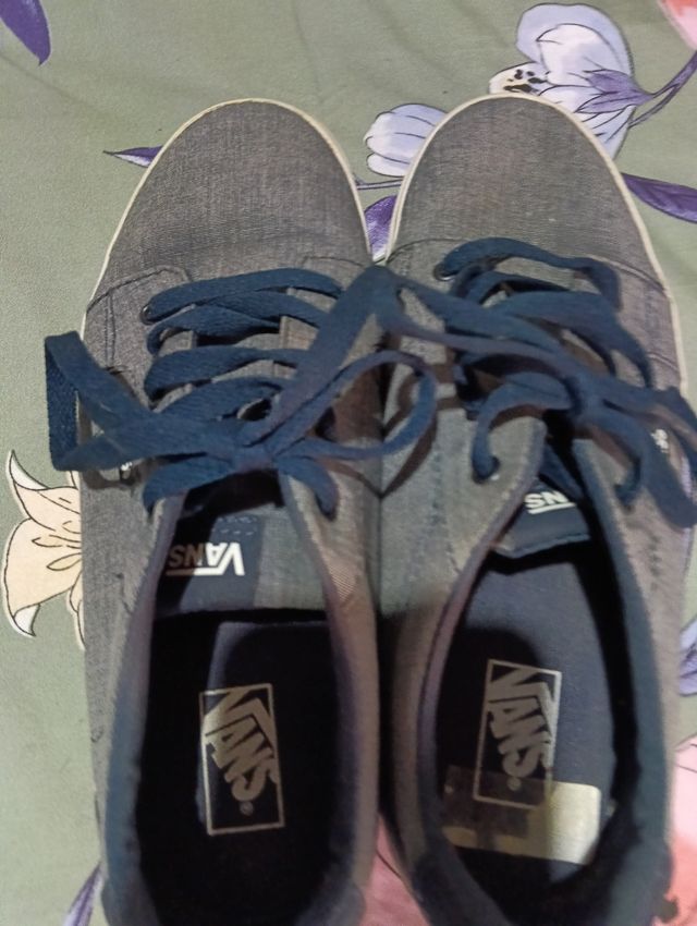 Zapatillas Vans  Gris con detalles azul.