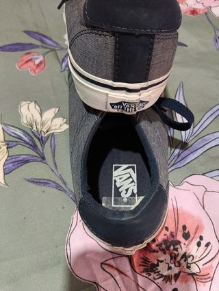 Zapatillas Vans  Gris con detalles azul.