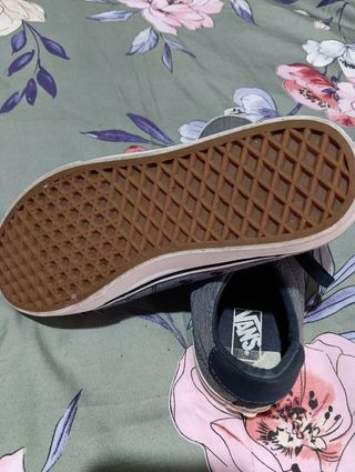 Zapatillas Vans  Gris con detalles azul.