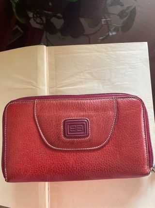 Monedero color burdeos de Balenciaga