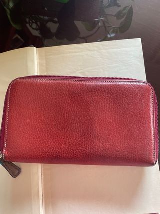 Monedero color burdeos de Balenciaga