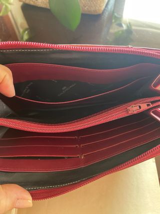Monedero color burdeos de Balenciaga