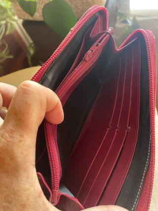 Monedero color burdeos de Balenciaga