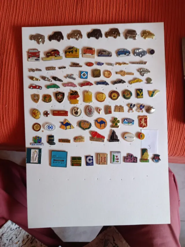 Lote 85 pines coleccionables