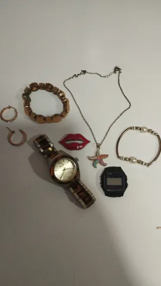 Lote de accesorios: pulseras, collares y relojes