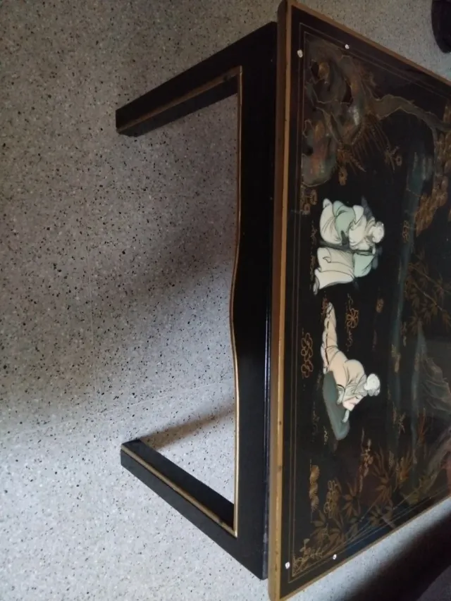 Mesa auxiliar decorada negra y dorada