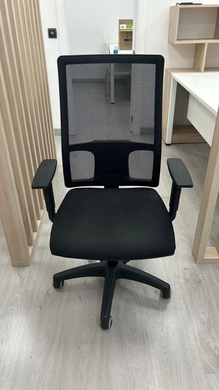 Silla de oficina ergonómica negra