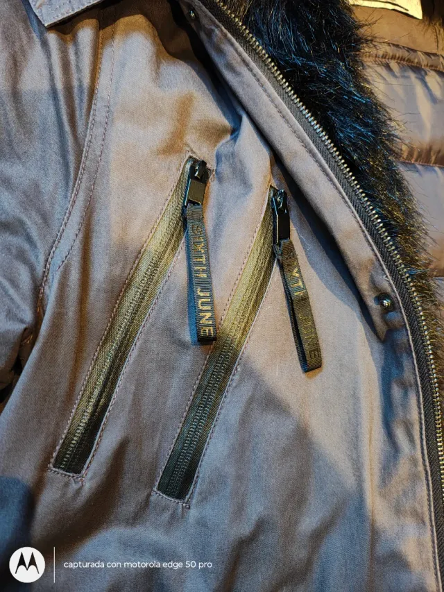 Abrigo gris con pelo en capucha