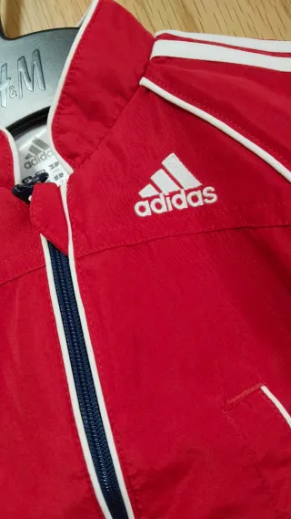 Chaqueta Adidas bebé roja y azul
