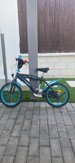Bicicleta infantil azul y negra