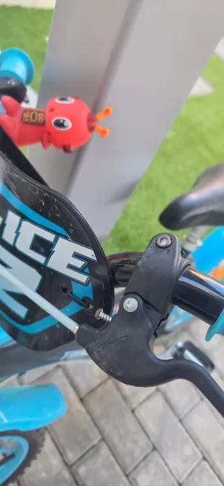 Bicicleta infantil azul y negra