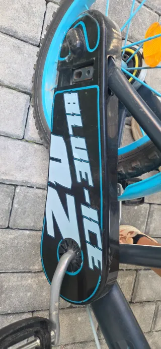 Bicicleta infantil azul y negra
