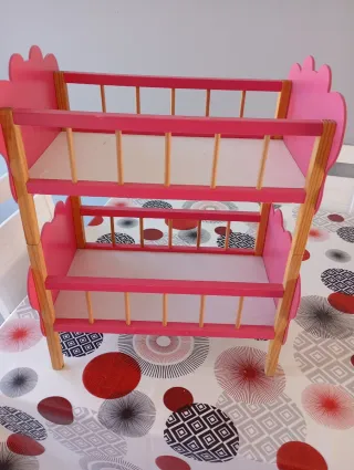 Cuna de muñecas rosa de madera