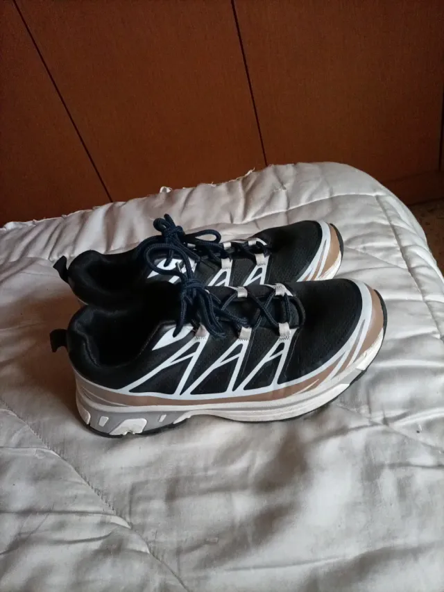 Zapatillas deportivas negras y blancas