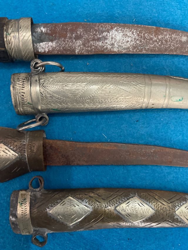 Vecchi pugnali marocchini e algerini