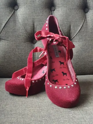 Zapatos Melissa Granates, con cordones y tachuelas