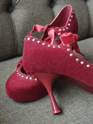 Zapatos Melissa Granates, con cordones y tachuelas