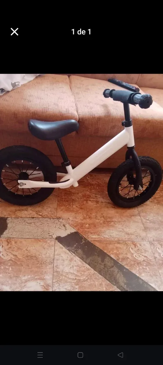 Bicicleta de equilibrio blanca