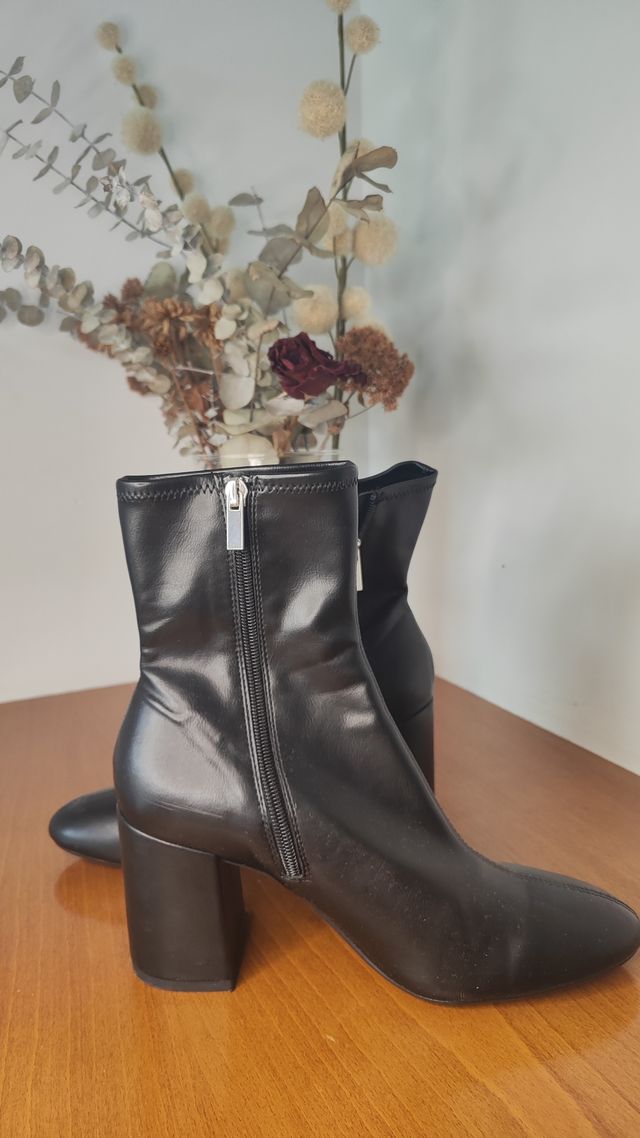 Botín de piel sintética media caña