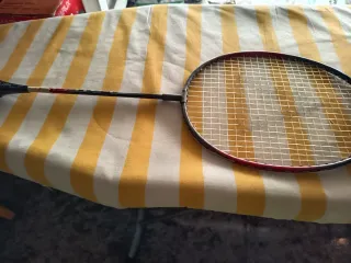 Raqueta de bádminton en buen estado