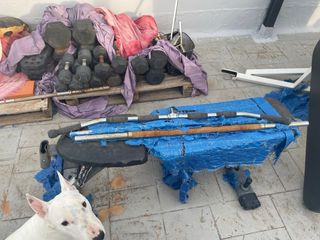 Equipo de gimnasio y pesas