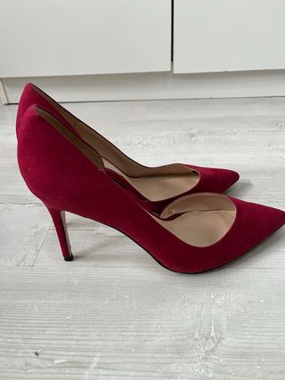 Zapatos de tacón rojos y marrones