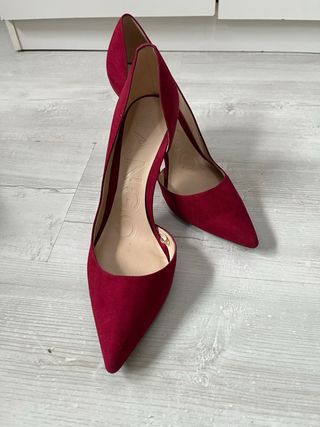 Zapatos de tacón rojos y marrones