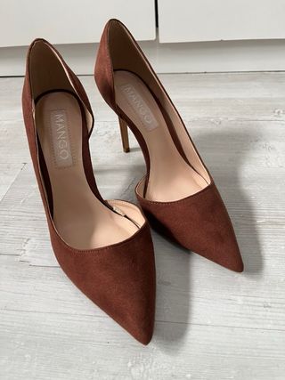 Zapatos de tacón rojos y marrones