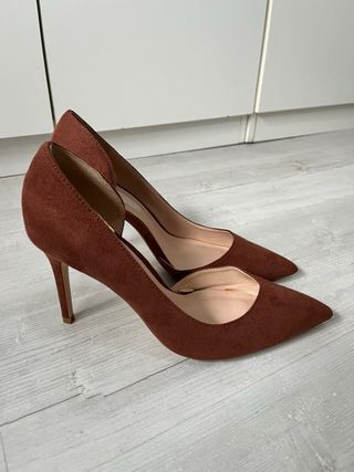 Zapatos de tacón rojos y marrones