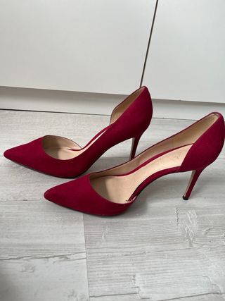 Zapatos de tacón rojos y marrones