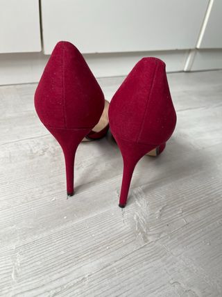 Zapatos de tacón rojos y marrones