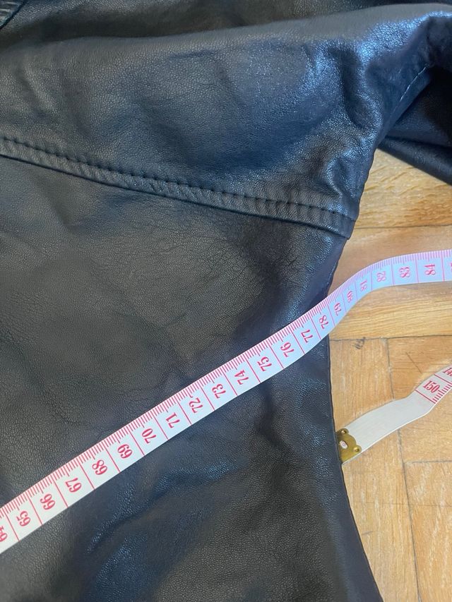 Chaqueta de piel negra